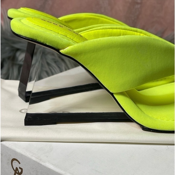 Good American Clear Wedge Thong Sandals in Chartreuse size 7 - Picture 9 of 16